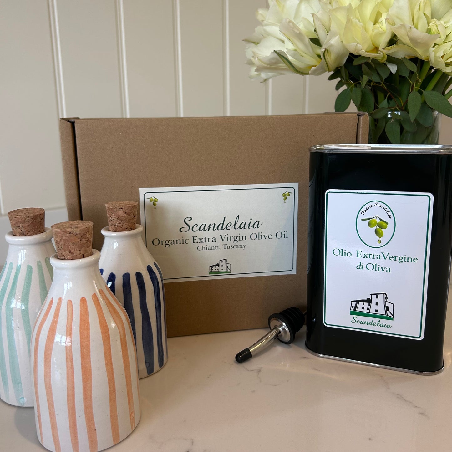 Gift Box with Small Ceramic Bottle, 1 Litre of Olive Oil & Pourer