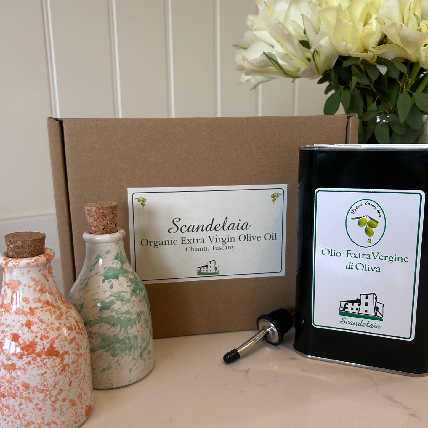 Gift Box with Small Ceramic Bottle, 1 Litre of Olive Oil & Pourer